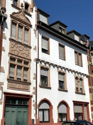 Teilsanierte Altbauwohnung mit historischem Charme und Balkon in ruhiger Lage
