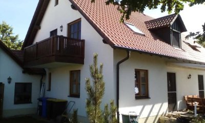 Gepflegte 2-Zimmer-Dachgeschosswohnung mit Balkon und Einbauküche in Weichering