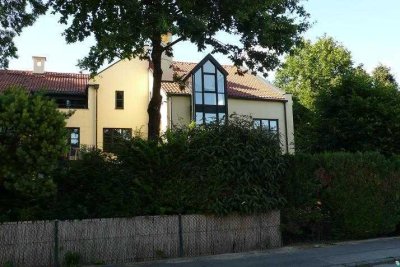 Mitten im Grünen - Außergewöhnliche DG-Wohnung mit neuer Küche, Einbauschränken, Galerie und Garten