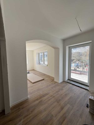 Erstbezug nach Sanierung mit Balkon: Geschmackvolle 3,5-Zimmer-Wohnung mit geh. Innenausstattung