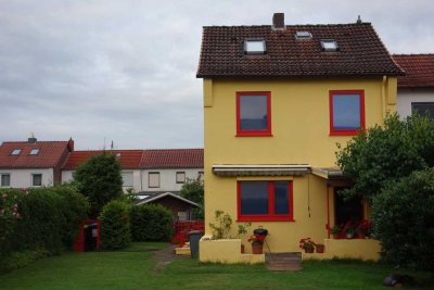 Haus mit großem Garten und angrenzender Garage in ruhiger Lage