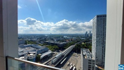 Modernes Wohnen mit Pool &amp; Sauna – TOWER HOMES – V22