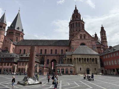 *NEU* MODERNES WOHNEN MITTEN IN DER INNENSTADT NUR WENIGE FUßMINUTEN ZUM ZENTRUM  DOM UND RHEINUFER!