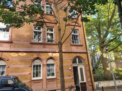 Traumhafte Altbauwohnung mit großer Terrasse in zentraler, ruhiger Lage