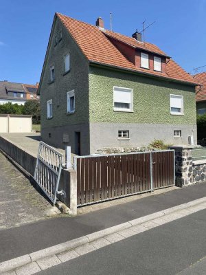 Grundsolides Wohnhaus mit großzügigem Grundstück