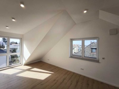 Hochwertige 2-Zi-DG-Wohnung mit Balkon, hohen Decken & offenem Wohnbereich - Erstbezug / EFH55