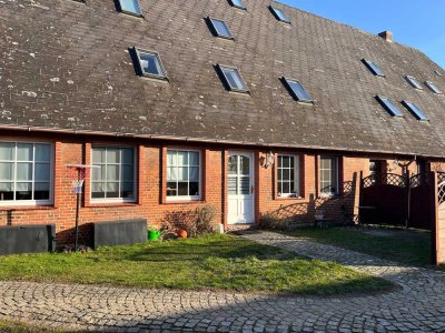 Großzügige Erdgeschosswohnung mit eigenem Garten und Garage