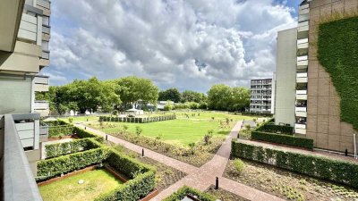 Renovierungsbedürftige 4-Zimmer-Wohnung im 3. OG mit 2 Balkonen und Garage in Köln-Weiden