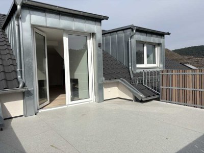 Erstbezug nach Komplettsanierung: Exklusive Dachgeschosswohnung mit Süd-Balkon und Design-Küche