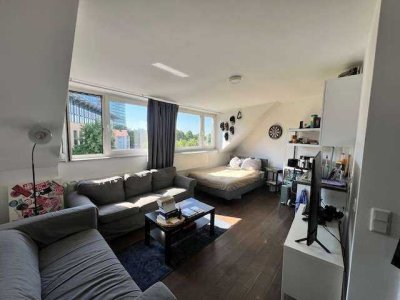 NÄHE MEDIENHAFEN -  HELLES APARTMENT MIT PANTRY-KÜCHE - KLEIDERSCHRANK - SIDEBOARD - BÜROSCHRANK