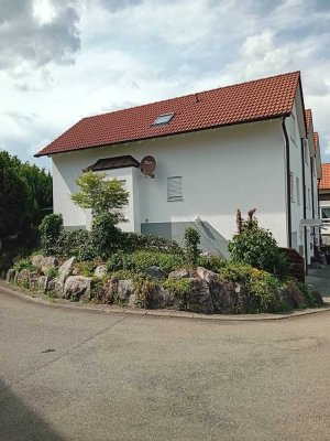 Reiheneckhaus in Balingen/Weilstetten mit kleinem Garten, Garage und Stellplatz.