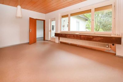 Teilweise sanierungsbedürftiges Zweifamilienhaus mit großzügigem Grundstück!