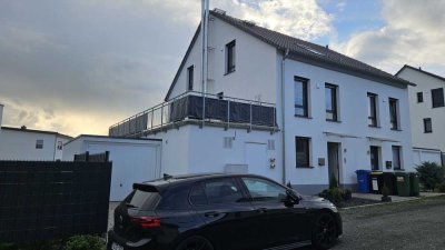 DHH 5ZKBB in Lich Eberstadt mit eigenem Garten, Terrasse, großem Balkon sowie Garage
