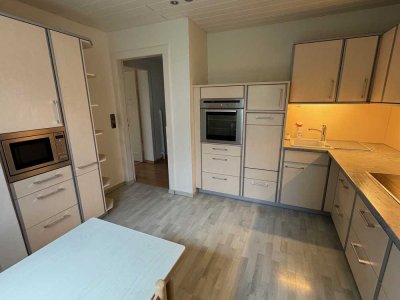 Stilvolle, vollst. renovierte 2,5-Raum-Wohnung mit Garten/Terrasse und EBK