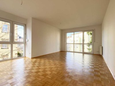 Moderne 2 Zimmer-Wohnung mit Einbauküche und Balkon umgeben von einem großen Garten in Striesen