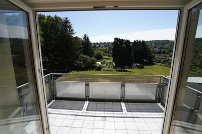 Helle 2-Zimmer Wohnung mit Balkon und Blick auf den Turmberg in attraktiver Lage (teilmöbliert)