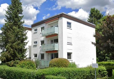 TOP Zustand! Großzügige 4 Zimmerwohnung mit Stellplatz, Balkon und Einbauküche!