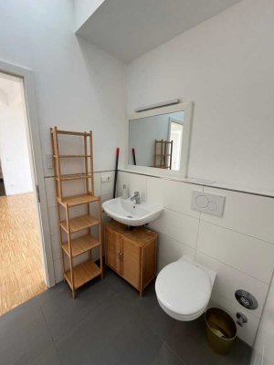 Komplett sanierte Altbauwohnung mit Wohnküche in renoviertem Altbau!