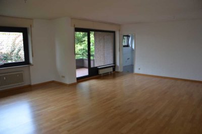 Provisionsfreie, exklusive, helle geräumige 4-Zimmer-Wohnung mit Balkon in Stadtwaldnähe Krefeld