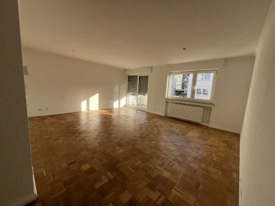 Stilvolle, sanierte 4-Zimmer-Erdgeschosswohnung mit Balkon und EBK in Bad