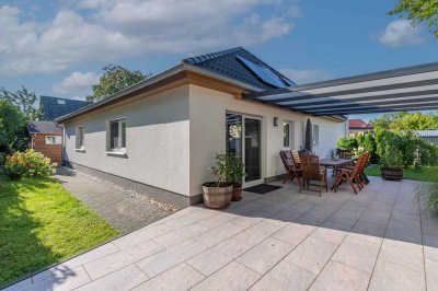 KENSINGTON - EXKLUSIV -
Bungalow mit separatem Studio im Obergeschoss und terrassiertem Garten!