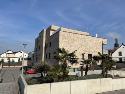 Geschmackvolle, neuwertige 3-Zimmer-EG-Wohnung mit lux. Innenausstattung mit Balkon und EBK