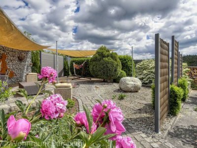 Zweifamilienhaus mit Ausbaureserve, Garagen- und Nebengebäuden auf knapp 1500m² Grund - Rauhenebrach
