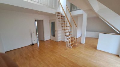 Charmante 2,5-Zimmer-Dachgeschosswohnung mit Galerie, 2 Balkone, teilmöbliert in Best-Lage
