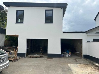 Aleinstehendes kleines Haus auf Garage, Neubau, Erstbezug mit 21 qm Balkon und eigenem Garten