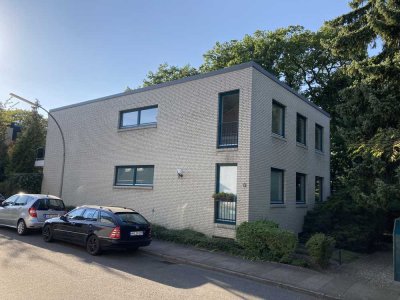 Großzügige 4-Zimmer-Wohnung mit Balkon in Blankenese