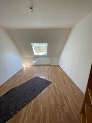 Charmante kleine renovierte 2-Raumwohnung mit offener Küche und Dachschrägen