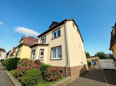 Exklusive Maisonette-Wohnung mit zwei Balkonen und Einbauküche im Zweifamilienhaus