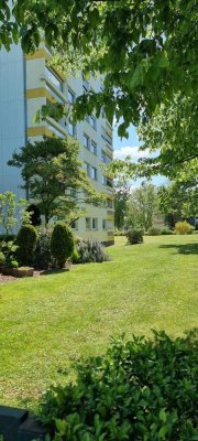 Schicke 4 ZKB ca. 100qm, neu renoviert, 3 Balkone, Toller Fernblick vom 11.OG+ Garage
