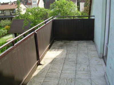 SCHÖNE SINGLE-DACHWOHNUNG MIT GROSSEM BALKON UND BLICK INS GRÜNE...