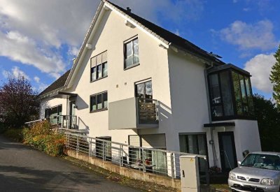 Hennef: Stadtnahe, traumhafte Maisonette-Wohnung im Grünen