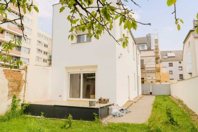 Townhouse mit Garten mitten in der Stadt. Ihr Zuhause auf zwei Ebenen mit eigener Terrasse.