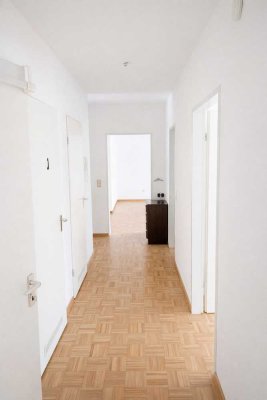 Residenz Regensburg: Helle 3-Zimmer-Wohnung mit Balkon & Tiefgarage in ruhiger und zentraler Lage
