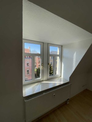 Charmante Dachgeschoss-Wohnung mit Balkon in Löbtau – Zwei Zimmer, ruhige Lage
