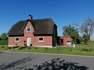 Charmantes Reetdachhaus mit zusätzlichem Baugrundstück nahe der Nordsee