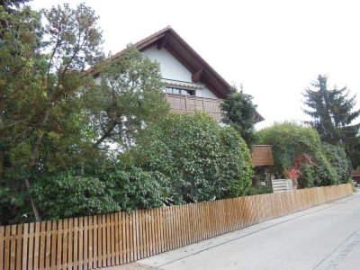 Gepfl. Dachgeschosswohnung m. 3 Zimmer,  Balkon u. Einbauküche