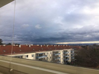 Modernisierte und möblierte 3-Zimmer-Wohnung mit Balkon, Einbauküche sowie Stellplatz