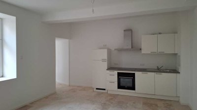 Große 2,5 Zimmer mit Aufzug, EBK, Fussbodenh. Naturstein, 2 Bäder!