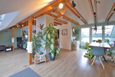 Weststadt-Highlight: Lichtdurchflutete 3,5-Zimmer-Dachgeschosswohnung mit Balkon und Stellplatz