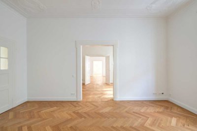 Exklusiver Wohntraum im denkmalgeschützten Altbau: Elegante 7-Zimmer-Wohnung im Herzen Schwabings