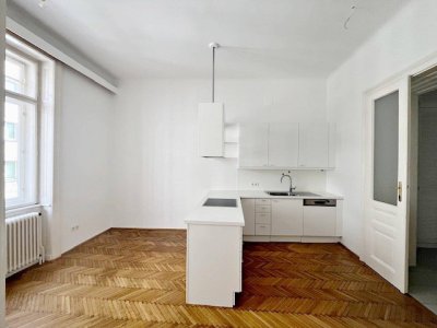 Großzügige Altbauwohnung mit Charme in zentraler Lage, 3 Zimmer + geräumiger Wohnküche!