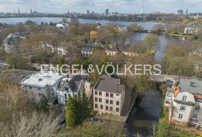 Freistehende Stadtvilla am Uhlenhorster Kanal
mit Entwicklungspotenzial.