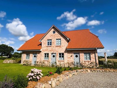 1.11.25: Schlei-Ostsee: Attraktiver Neubau, Eck RH, 2,5 Zimmer, Garten, EBK, KFW 40, Feldrand