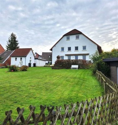 Teilweise renoviertes und vermietetes Zweifamilienhaus mit Potenzial!