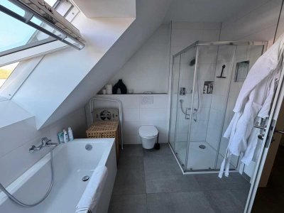 Exklusive 3-Raum-DG-Wohnung mit gehobener Innenausstattung mit Balkon und EBK in Augsburg