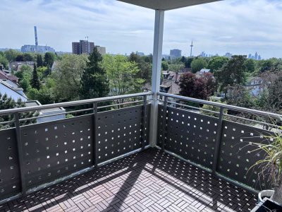 Teilmöblierte 3-Zimmer-Wohnung + Einbauküche, Balkon, Aufzug, Skyline-Blick und Parkplatz (optional)